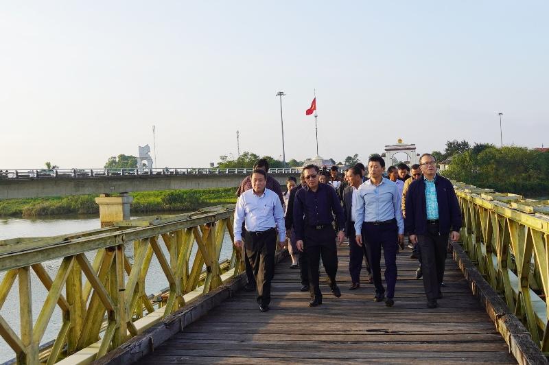 Đoàn đại biểu Lào đến thăm nhà máy bia Camel Quảng Trị